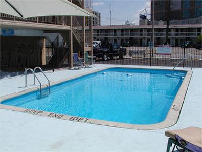 Admiral By The Falls Hotel